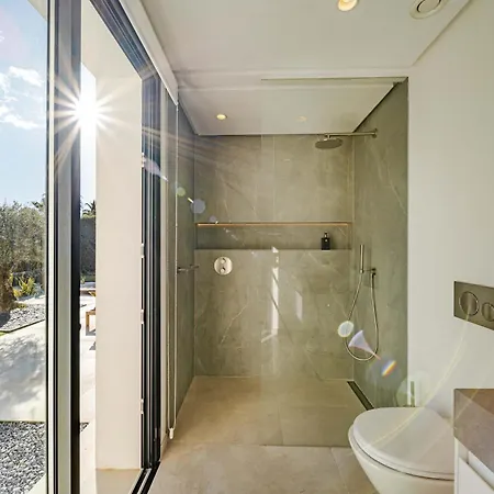 Kumaro 4 Bedroom Outdoor Pool Parking Villa *