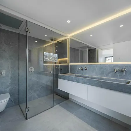 Kumaro 4 Bedroom Outdoor Pool Parking Villa *